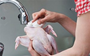 الطريقة الصحيحة لغسل الدجاج